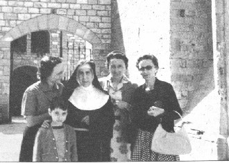 Angela con le zie nel convento delle Clarisse ad Assisi.